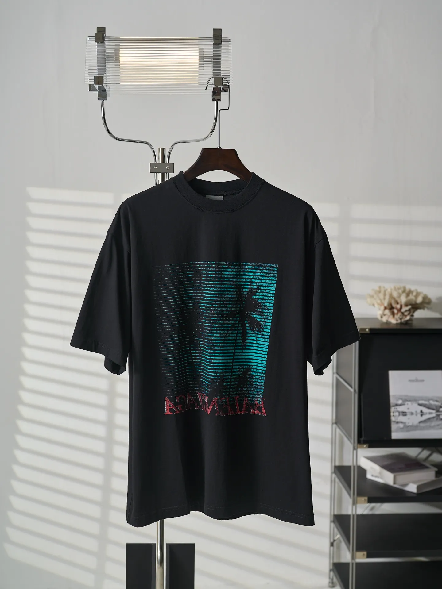 Balenciaga/ Black T 【In Stock】XS S M L ：24 / 185G ：32 1×1 / 270G 24 ， 。 、 ， ， ； ， 。 32 ， ， ， 。 the window 。 ， ， 、 。 ， 24 ， ， 。Black ， ， ， 。 ； 。 ， Retro 。
